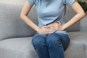 Kobieta z polącym brzuchem